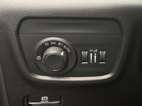 Used 2025 Jeep Grand Cherokee Laredo w/ Luxury Tech Group I AWD/4WD image 23