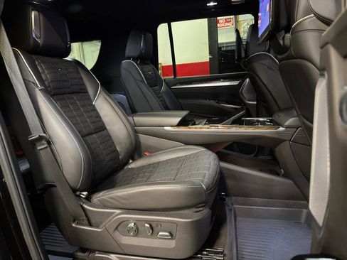Used 2025 Cadillac Escalade ESV Sport Platinum image 22