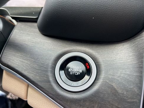 Used 2024 Jeep Grand Cherokee Limited w/ Black Appearance Package image 24