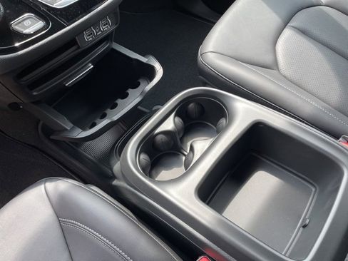 New 2025 Chrysler Pacifica Select image 9