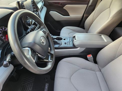 Used 2020 Toyota Highlander L image 12