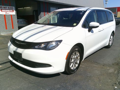 Used 2023 Chrysler Voyager LX FWD image 2