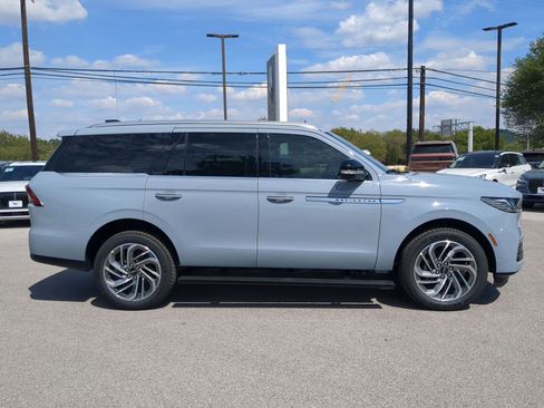 New 2025 Lincoln Navigator Reserve image 2