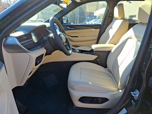 Certified 2023 Jeep Grand Cherokee Limited image 15