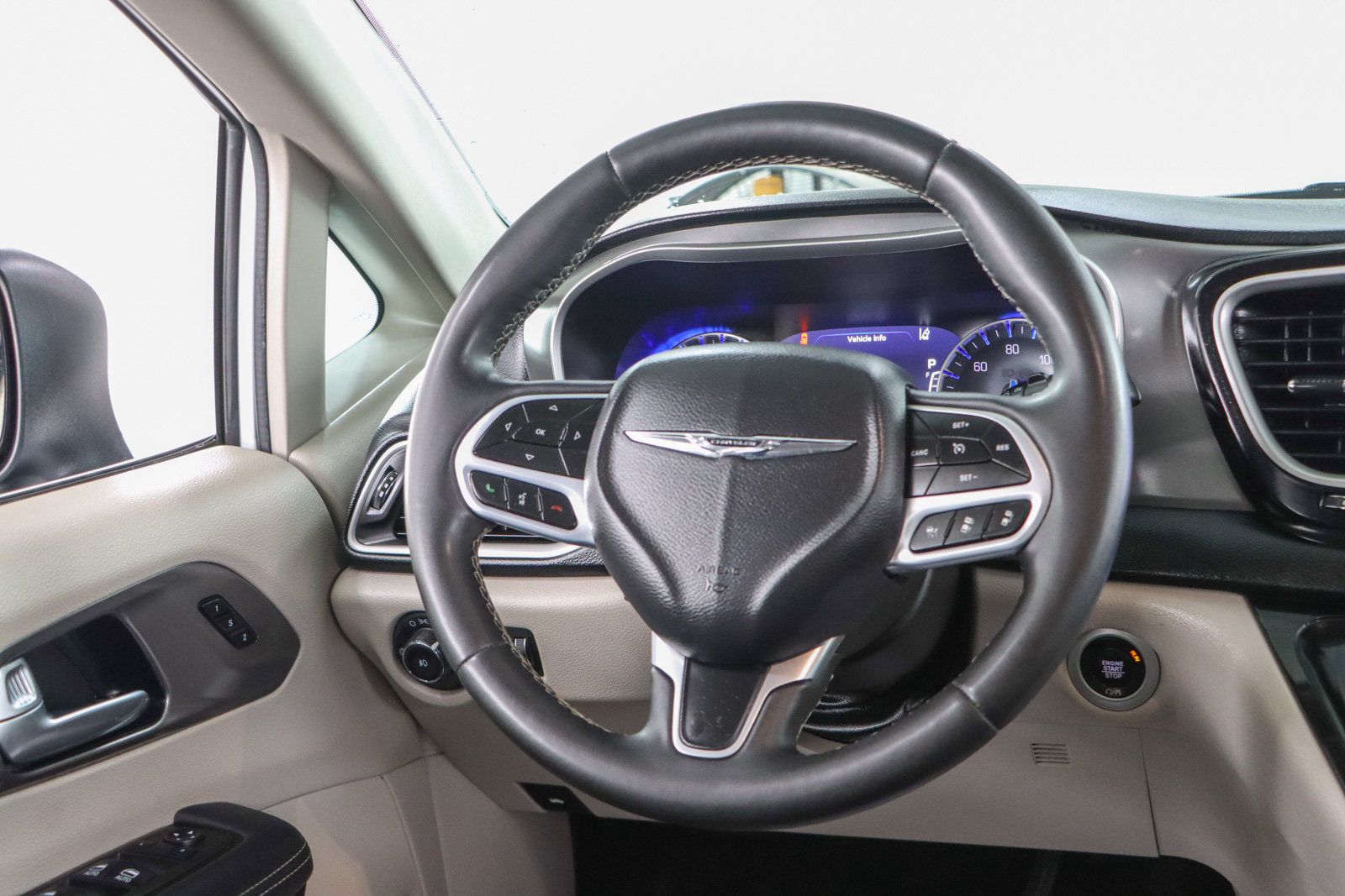 Used 2023 Chrysler Pacifica Touring-L FWD image 12