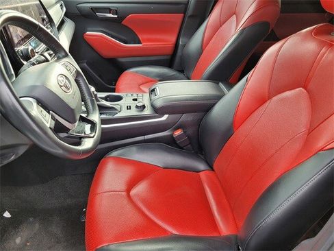 Used 2023 Toyota Highlander L image 16