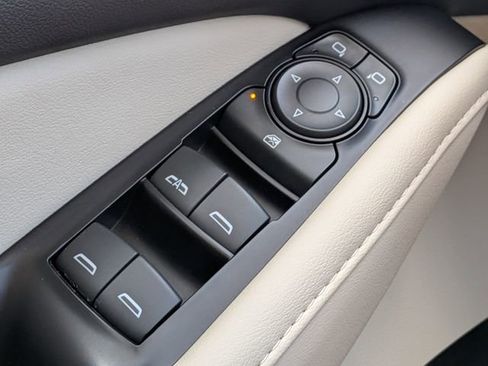 Used 2023 Buick Enclave Essence image 22