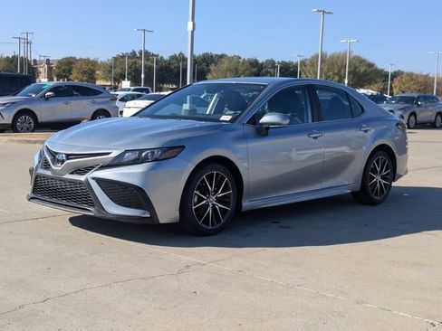 Used 2023 Toyota Camry SE image 10