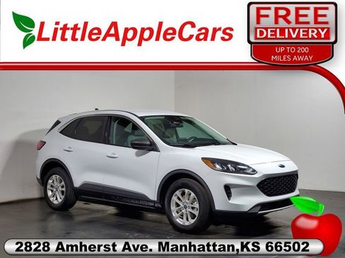 Used 2022 Ford Escape SE image 1