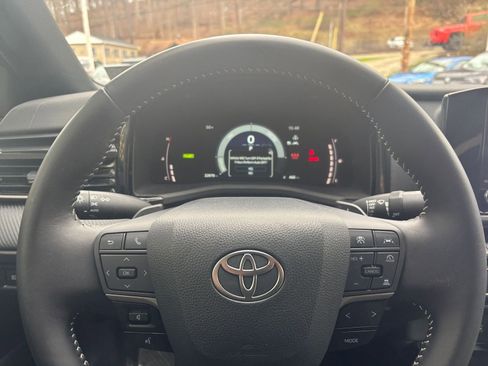 Used 2025 Toyota Camry SE image 29