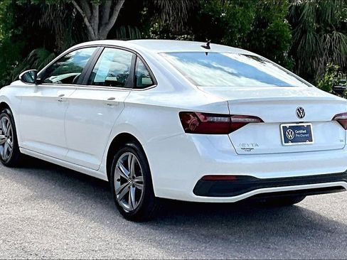 Certified 2023 Volkswagen Jetta SE w/ Panoramic Sunroof Package image 7