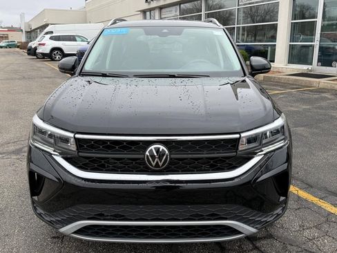 Certified 2023 Volkswagen Taos SE w/ Panoramic Sunroof Package image 9