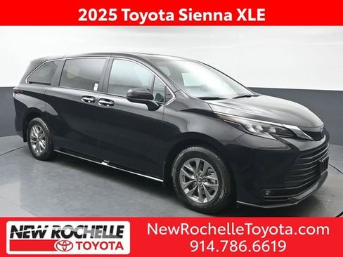 Used 2025 Toyota Sienna XLE image 1