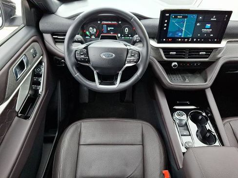 Certified 2025 Ford Explorer Platinum w/ LUX Leather Package image 12
