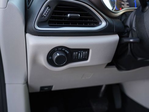 Used 2020 Chrysler Voyager LX image 18
