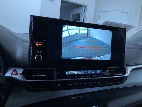 Certified 2025 Toyota Sienna XLE FWD image 28
