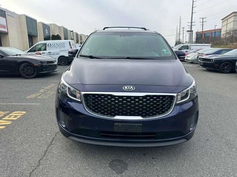 Used 2018 Kia Sedona LX w/ LX Essentials Premium Package image 2