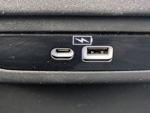 Used 2023 Chrysler Pacifica Touring-L image 10