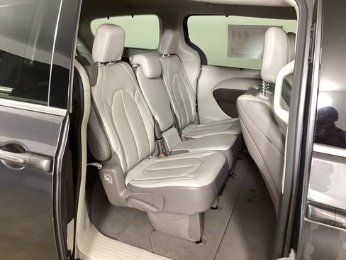 Used 2017 Chrysler Pacifica Touring-L Plus FWD image 34