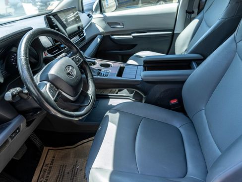 Used 2023 Toyota Sienna XLE FWD image 17