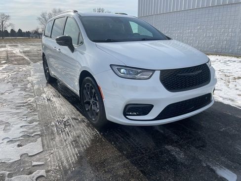 Used 2023 Chrysler Pacifica Limited w/ Uconnect Theater Family Group image 1