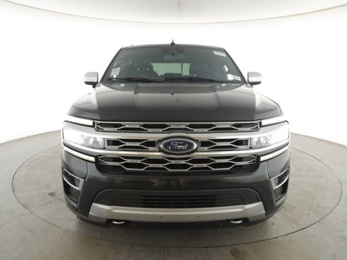 Used 2023 Ford Expedition Platinum image 2