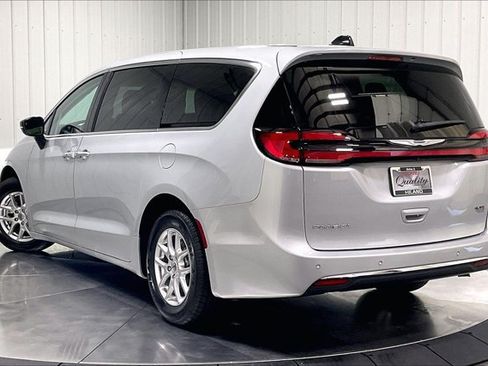 Used 2024 Chrysler Pacifica Touring-L FWD image 12