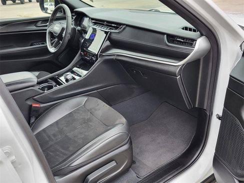 Used 2023 Jeep Grand Cherokee Altitude image 9