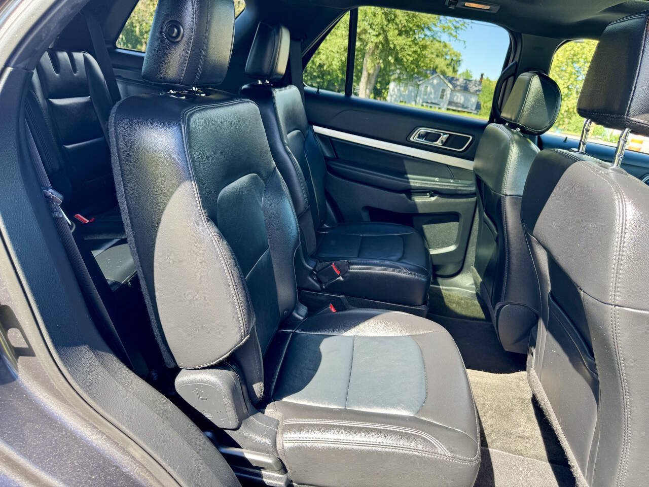 Used 2017 Ford Explorer XLT w/ Equipment Group 202A AWD/4WD image 29