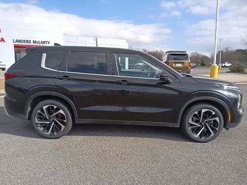 Used 2024 Mitsubishi Outlander SE image 2