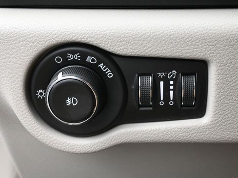 Used 2018 Chrysler Pacifica Touring Plus w/ Tire & Wheel Group image 12