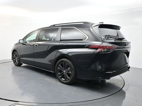 Used 2023 Toyota Sienna XSE image 8