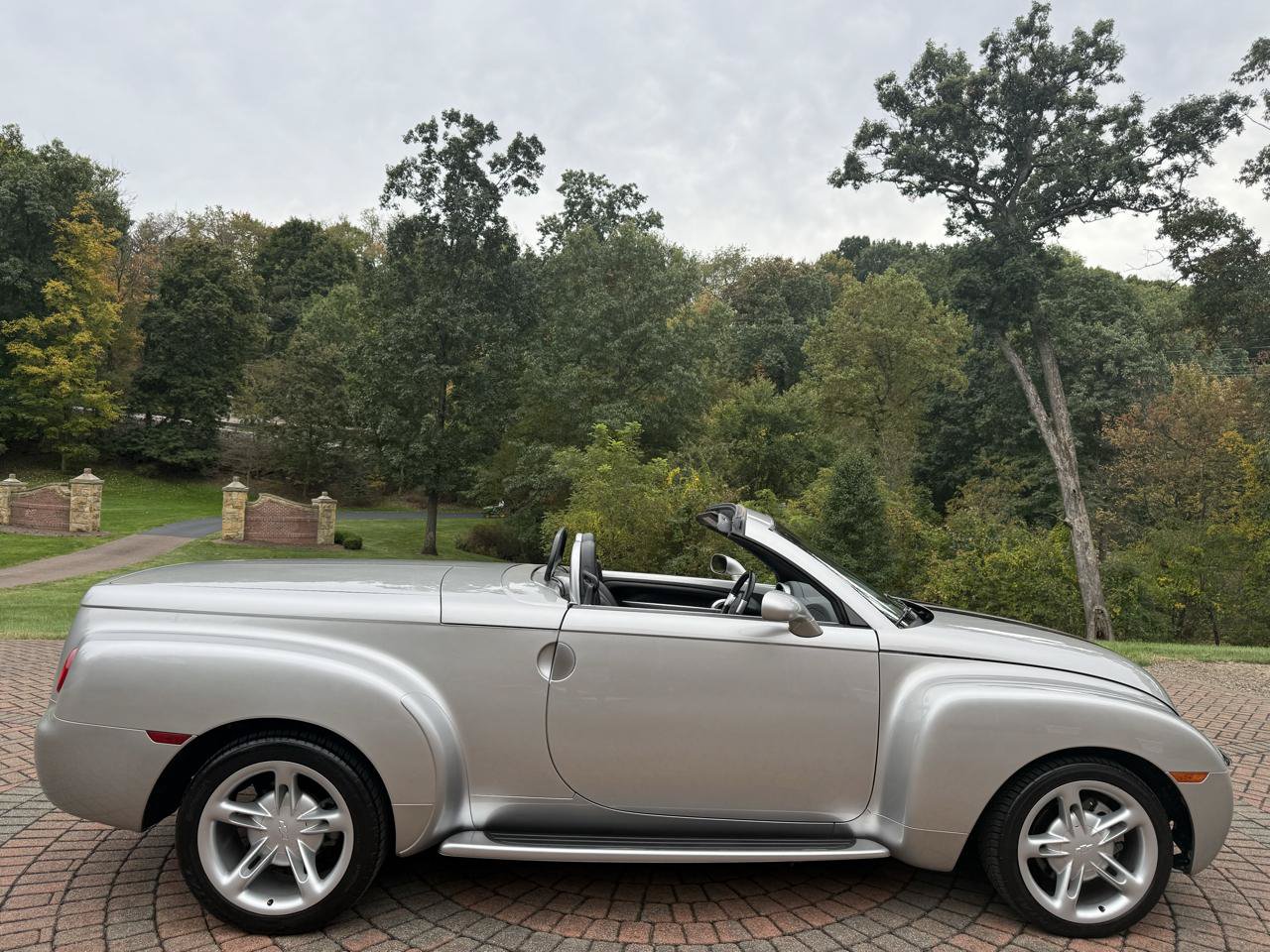 Used 2004 Chevrolet SSR w/ Preferred Equipment Group RWD image 3