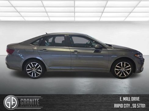 Used 2025 Volkswagen Jetta SE FWD image 6