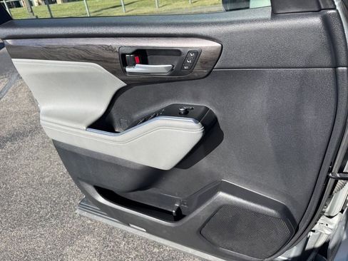 Used 2024 Toyota Highlander Platinum image 20