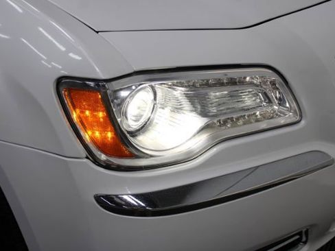 Used 2014 Chrysler 300 C w/ Light Group image 33