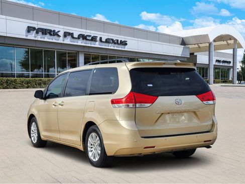 Used 2014 Toyota Sienna XLE image 4