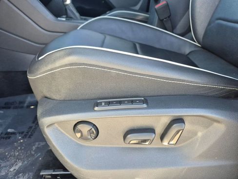 Used 2022 Volkswagen Tiguan SEL R-Line image 12