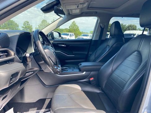 Used 2020 Toyota Highlander XLE FWD image 11