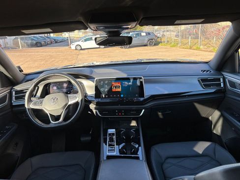 Used 2025 Volkswagen Atlas Cross Sport SE image 34