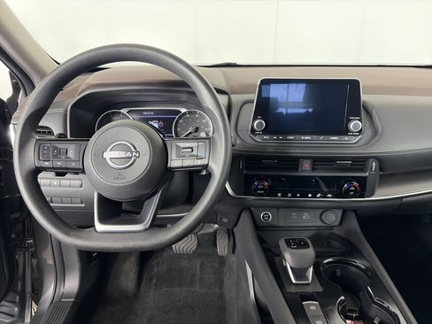 Used 2023 Nissan Rogue SV image 3