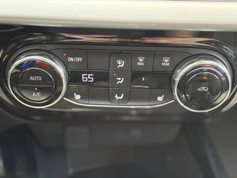 Used 2025 Chevrolet Trax LT w/ LT Convenience Package FWD image 28