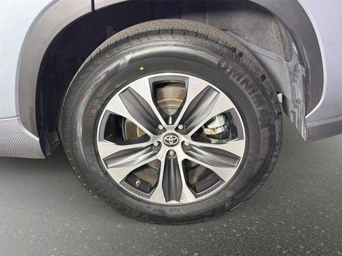 Used 2021 Toyota Highlander XLE FWD image 30