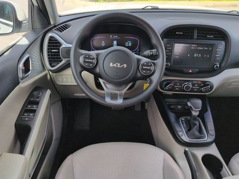 Used 2025 Kia Soul LX w/ LX Technology Package FWD image 15