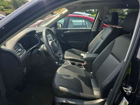 Used 2023 Volkswagen Tiguan SE w/ Panoramic Sunroof Package FWD image 5