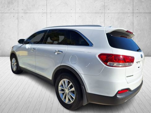 Used 2016 Kia Sorento LX w/ LX Convenience Package image 3