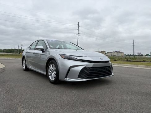 Used 2025 Toyota Camry LE FWD image 7