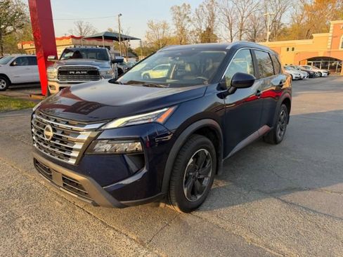 Used 2024 Nissan Rogue SV w/ SV Premium Package image 3