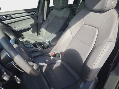 Used 2023 Porsche Cayenne Platinum Edition image 18