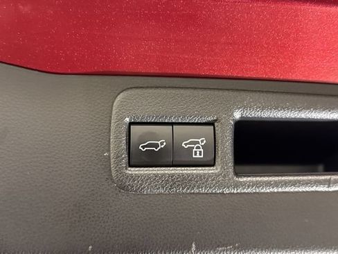 Used 2023 Toyota Venza LE AWD/4WD image 23